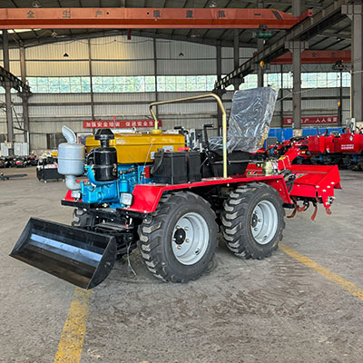 坦克四轮拖拉机